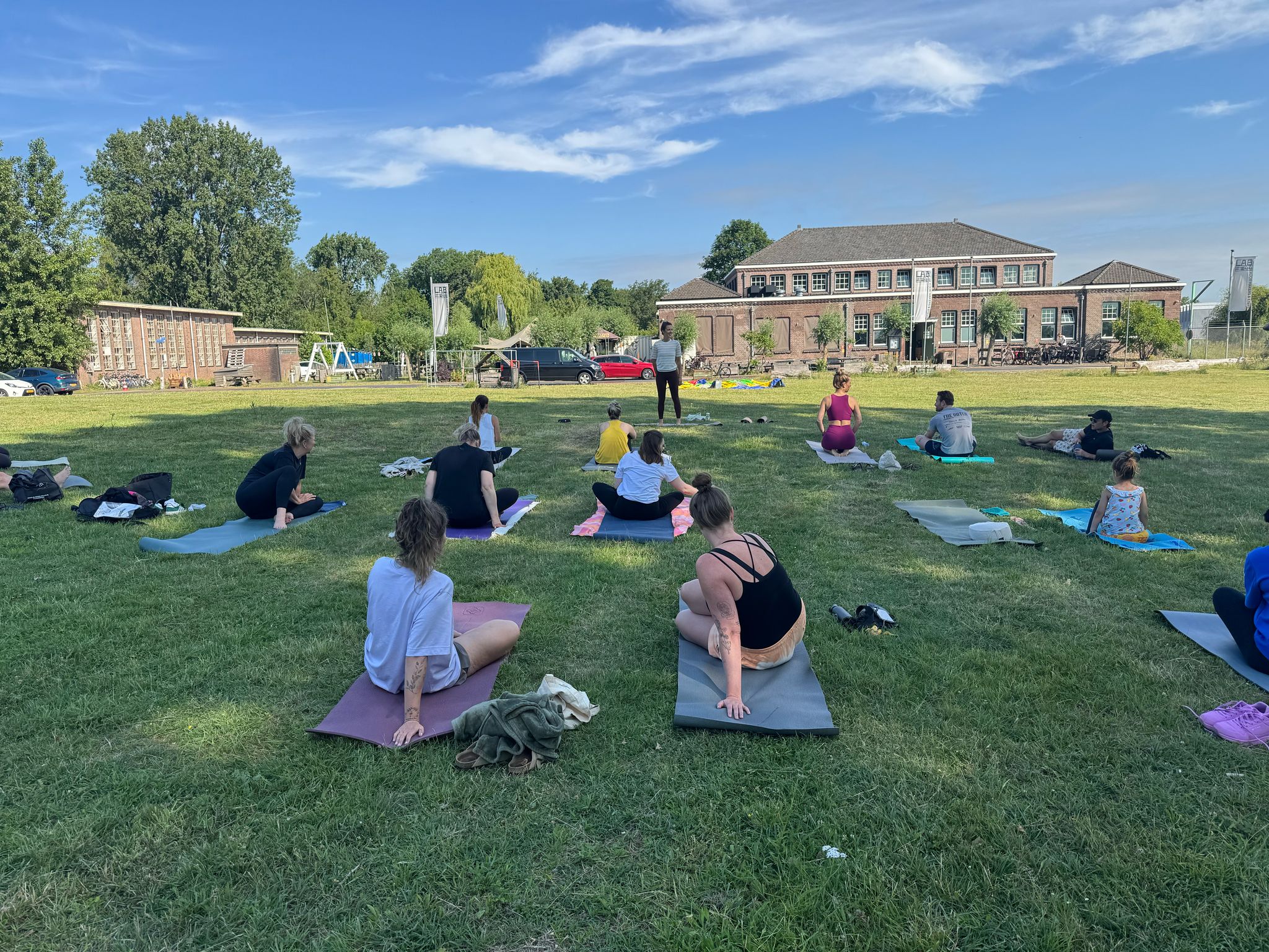 Yoga en vrijheid in de zomer – buitensessie in de natuur